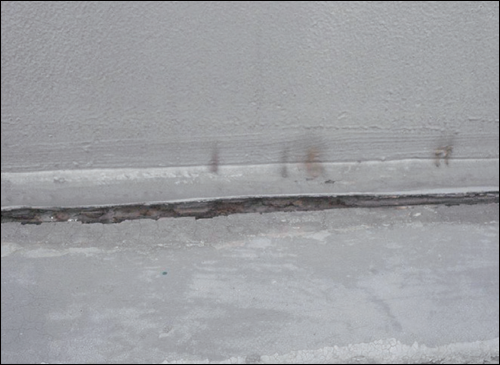 刷防腐漆的储罐